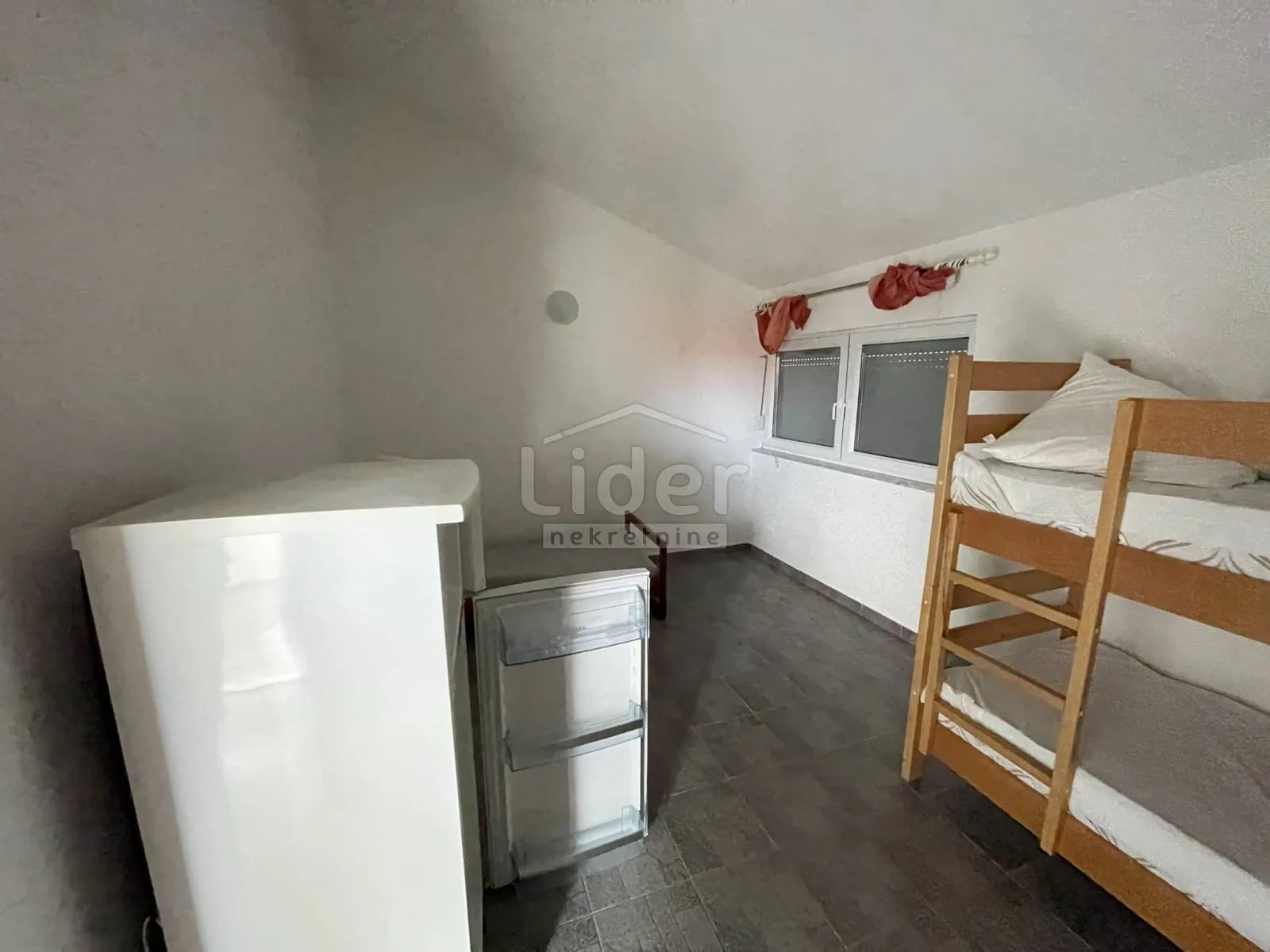 kuća sa 6 apartmana i pogledom na more - slika 8
