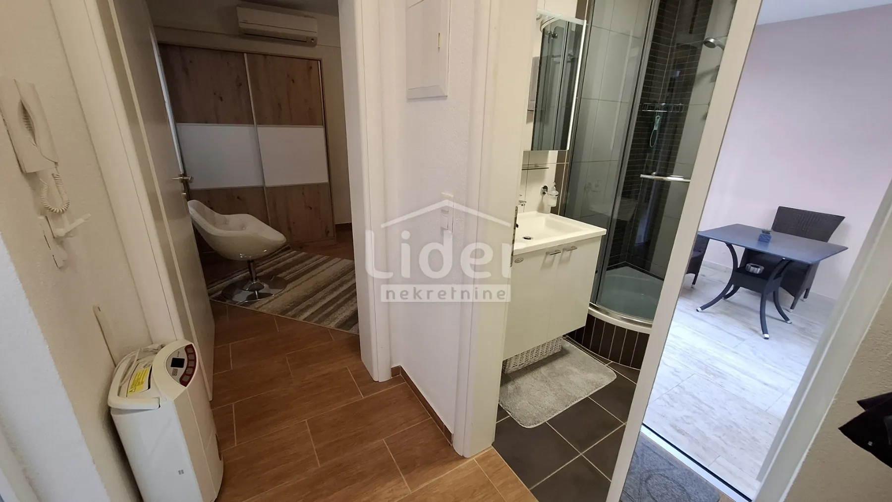 crikvenica-prostran stan s dodatnim apartmanom - slika 16