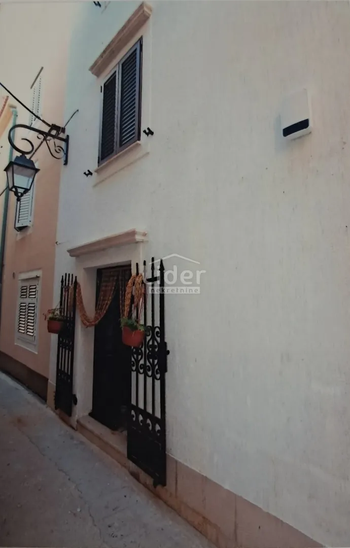 pag, kuća u samom centru, 176m2, krovna terasa - slika 1