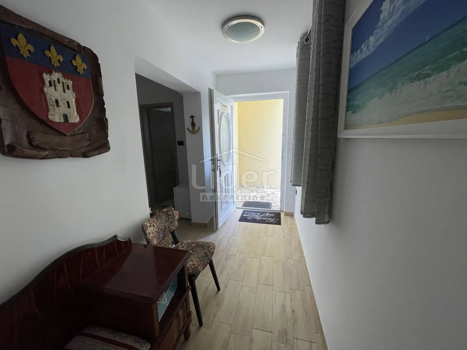 kuća 100m2, bazen, velika garaža, prvi red do mora i plaže - slika 31