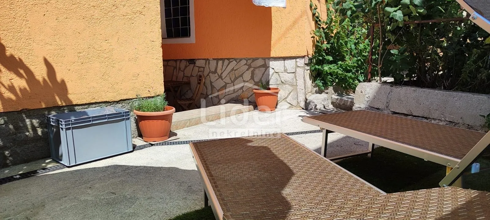 jušići stan sa studio apartmanom i terasom - slika 20