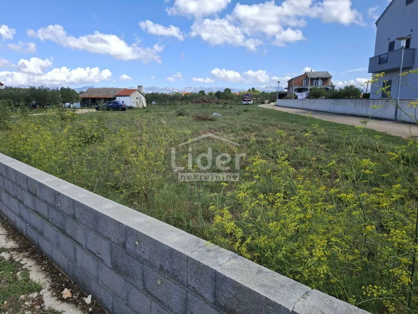 vrsi građevinsko zemljište 700m2 prodajemo - slika 2