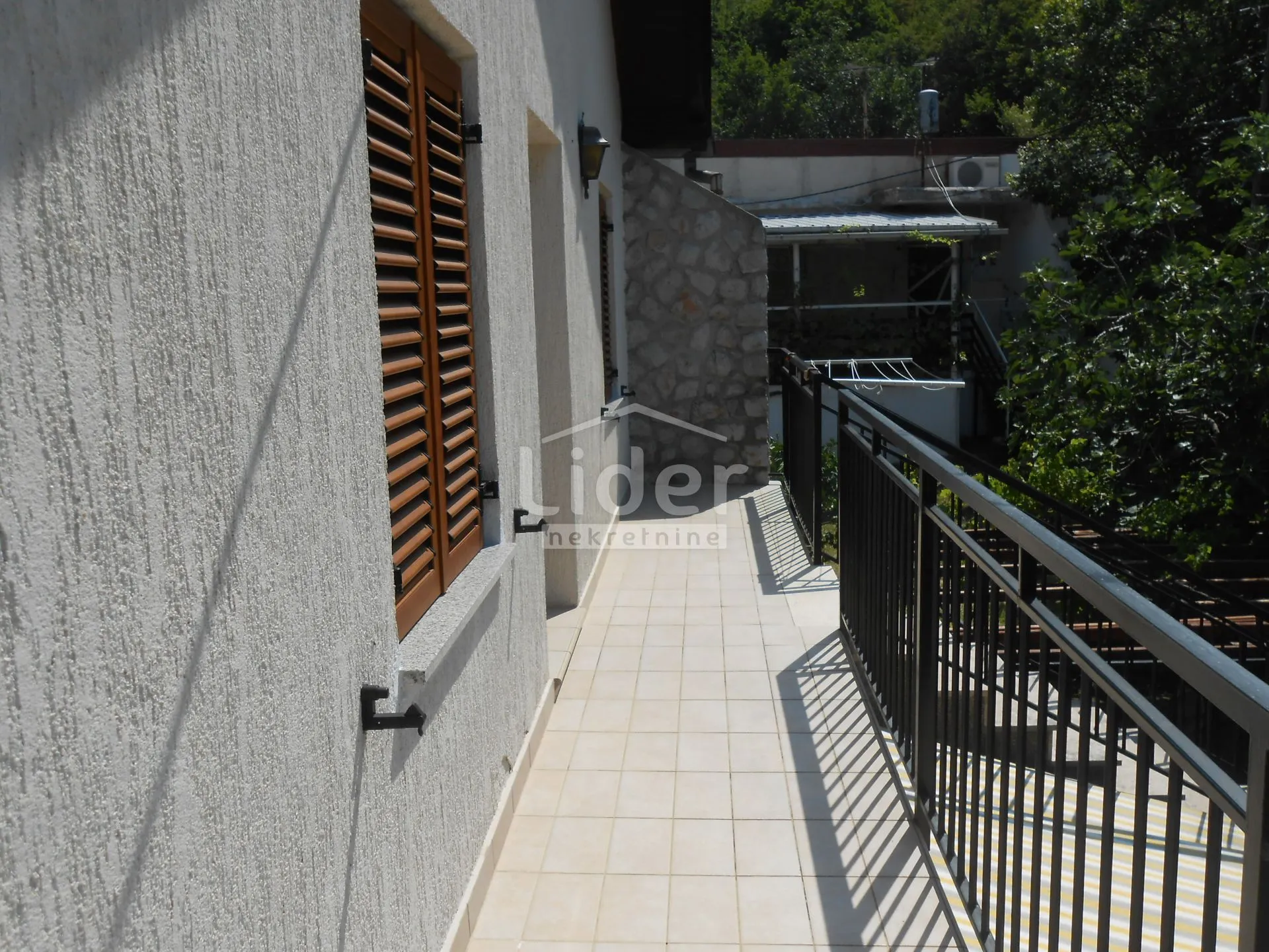 bunica kuća s okućnicom i pogledom na more - slika 12
