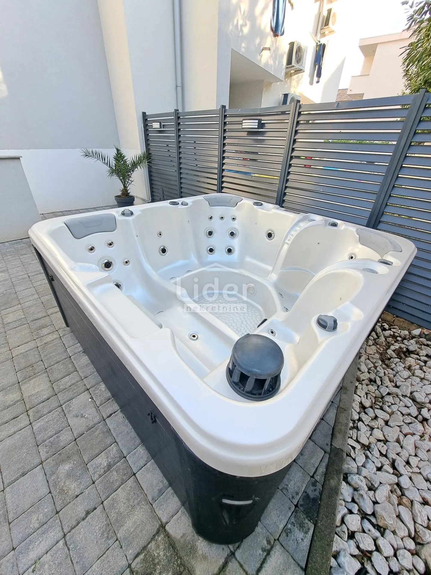 novalja stan 70m2, jacuzzi, blizina centra, škole i vrtića - slika 11