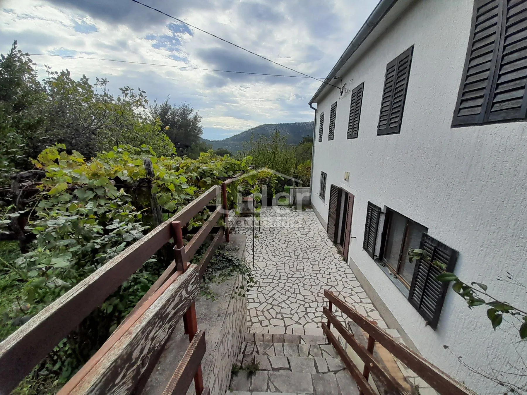 bribir - dvije kuće sa velikom okućnicom - slika 4
