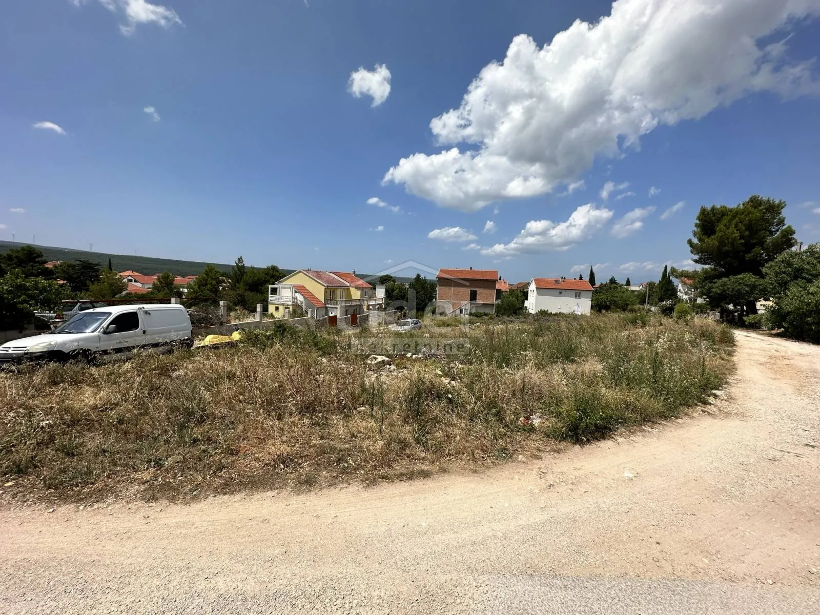gornji karin građevinsko zemljište 565m2 - slika 1