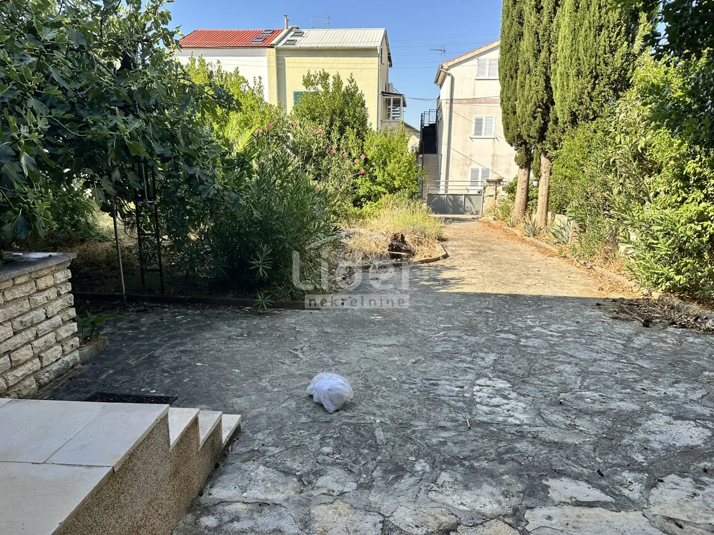samostojeća kuća sa velikom okućnicom na top lokaciji - slika 35
