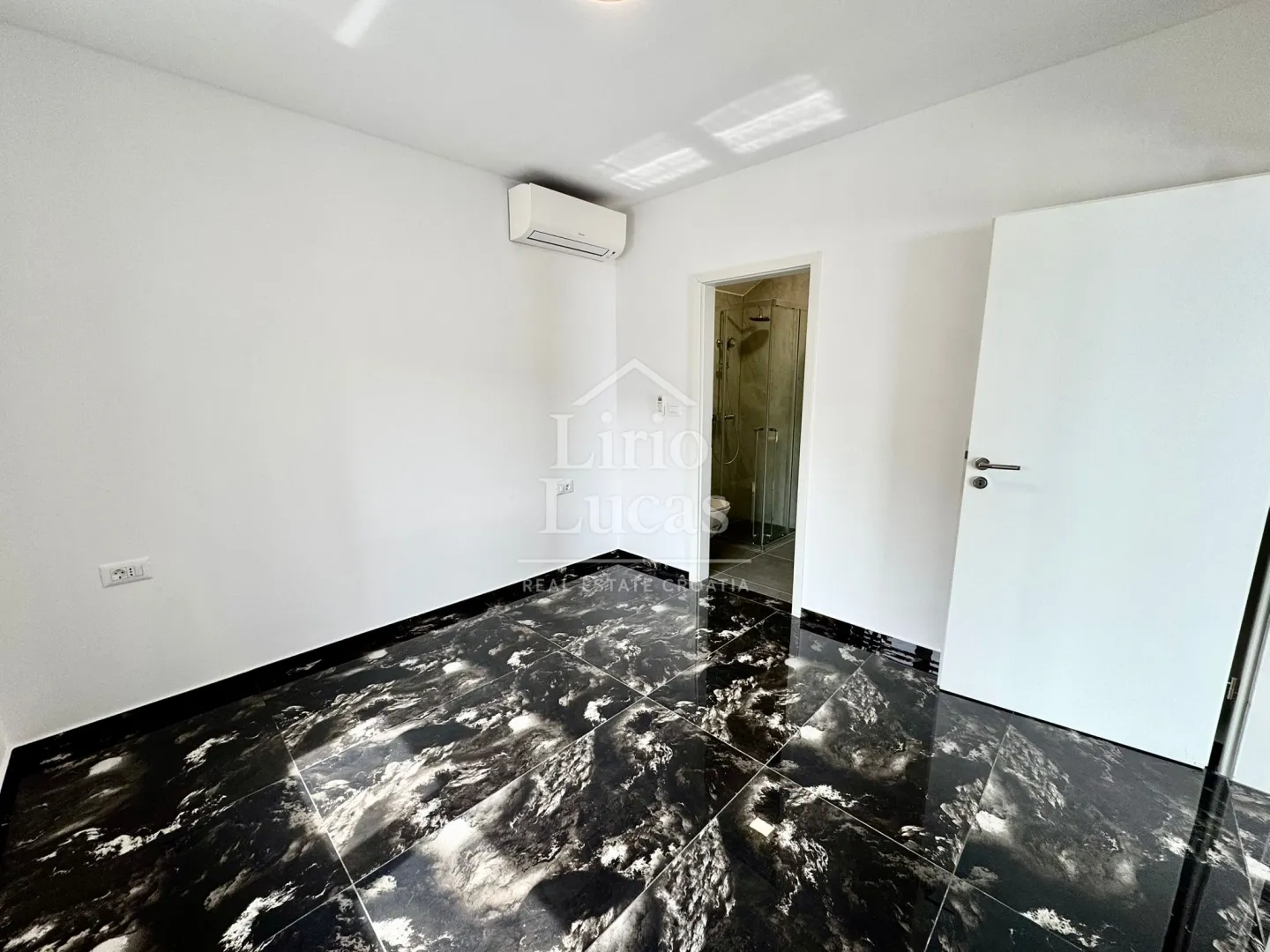 ekskluzivna zgrada površine 302m 2 s pogledom na more - lovran - slika 10