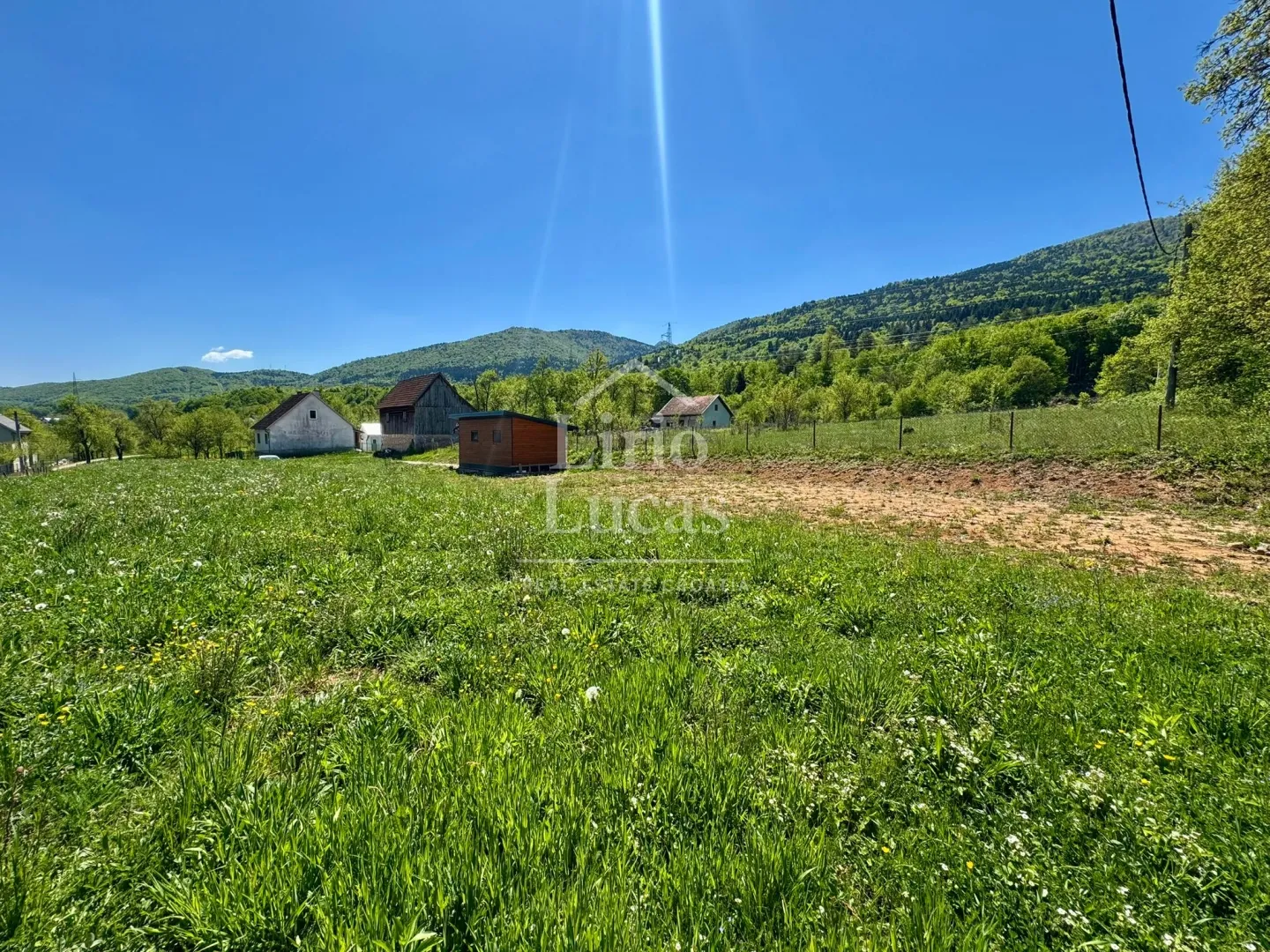 GRAĐEVINSKO ZEMLJIŠTE U SRCU LIKE 1457m2 - Ličko Lešće, Otočac