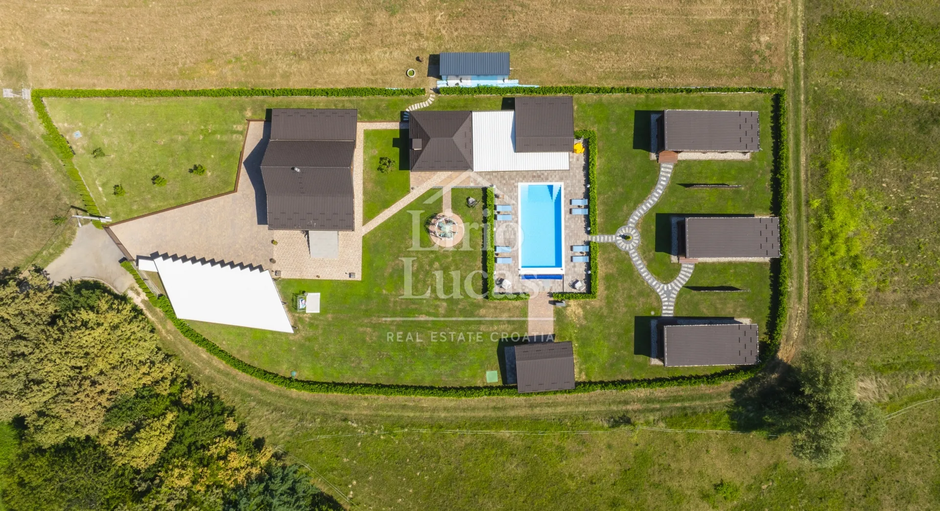 ekskluzivno imanje s kućom, tri bungalova, saunom i bazenom - slika 14