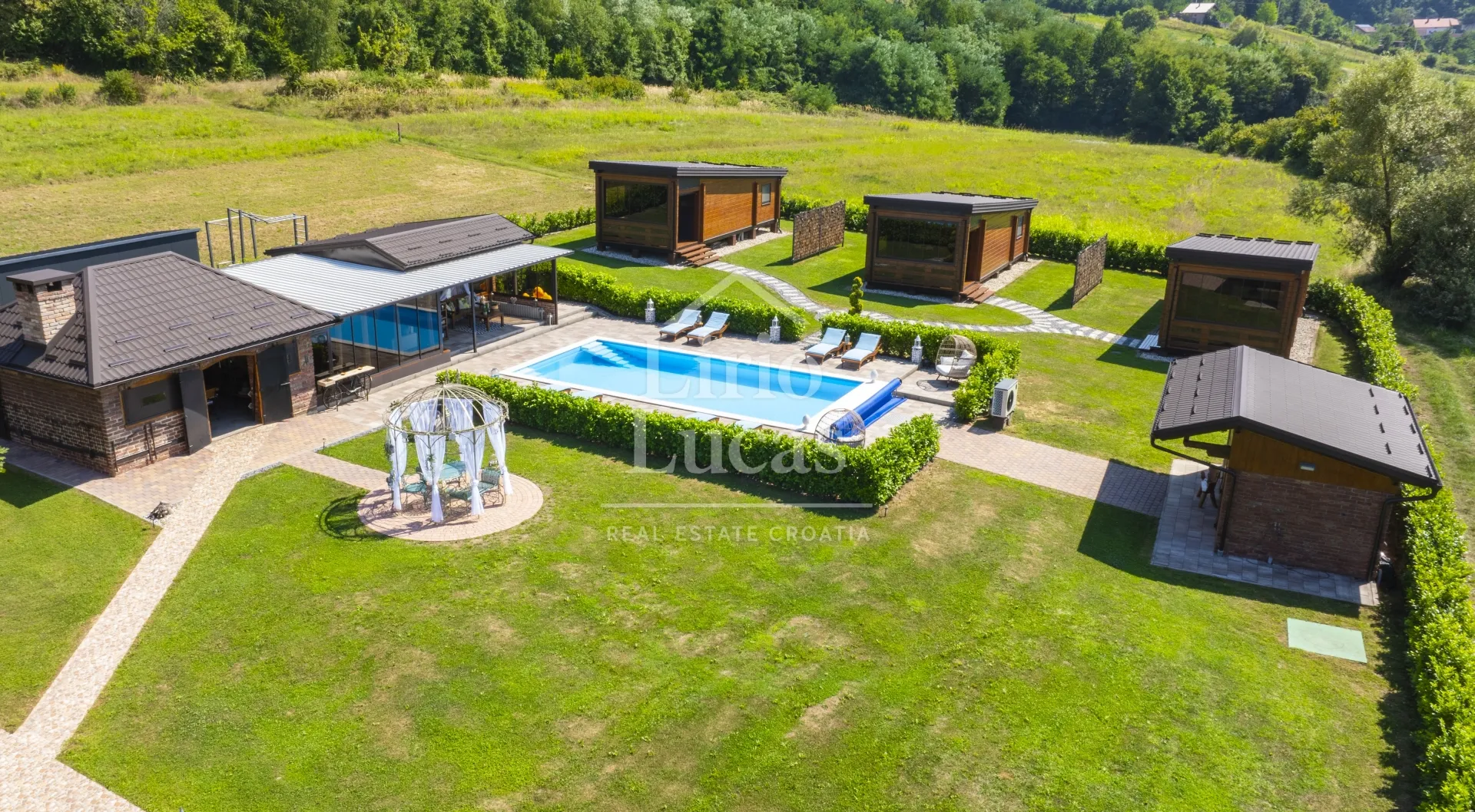 ekskluzivno imanje s kućom, tri bungalova, saunom i bazenom - slika 12