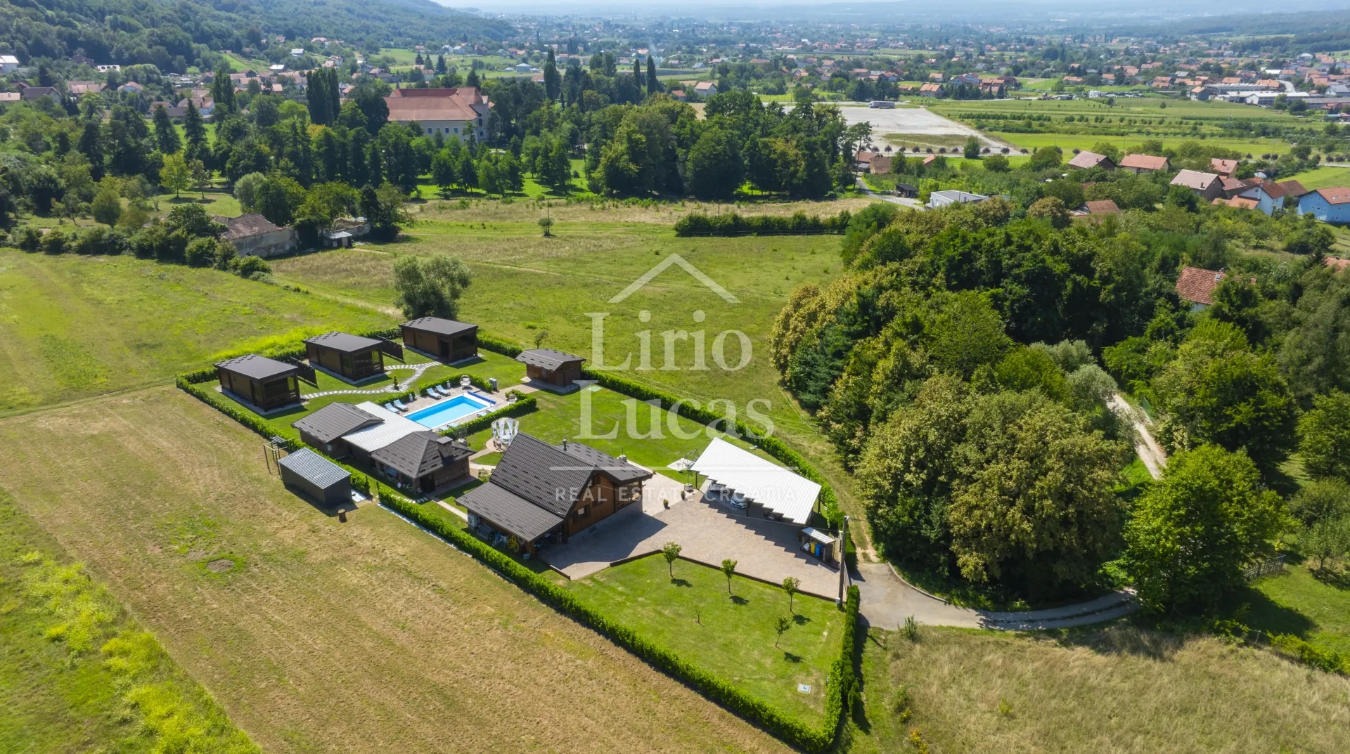ekskluzivno imanje s kućom, tri bungalova, saunom i bazenom - slika 10