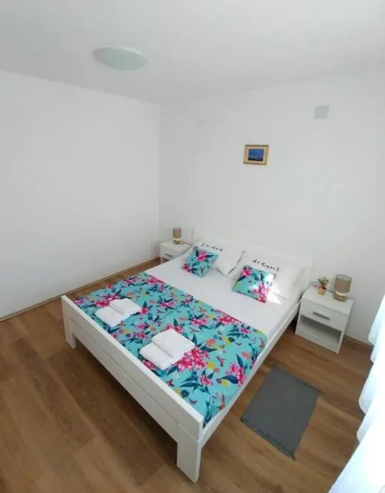 privlaka, lijepa kuća s tri apartmana(123m2), 200 metara do mora - slika 19