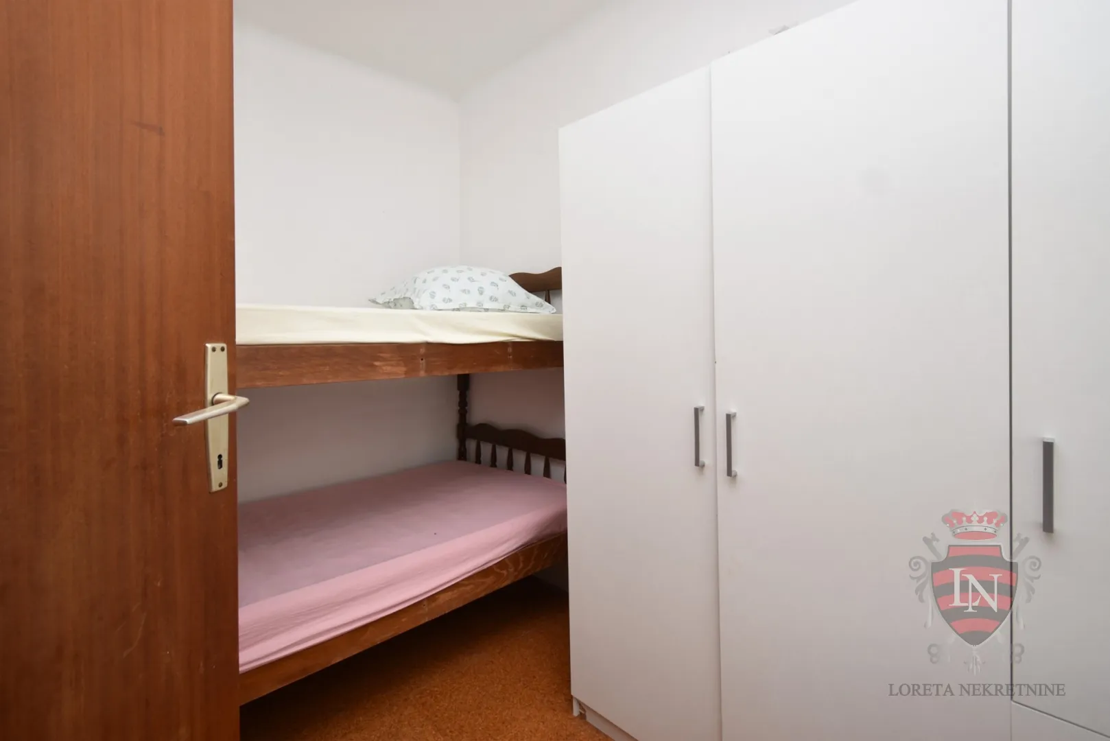 dvoetažni renovirani stan 66 m2, šibenik - slika 9