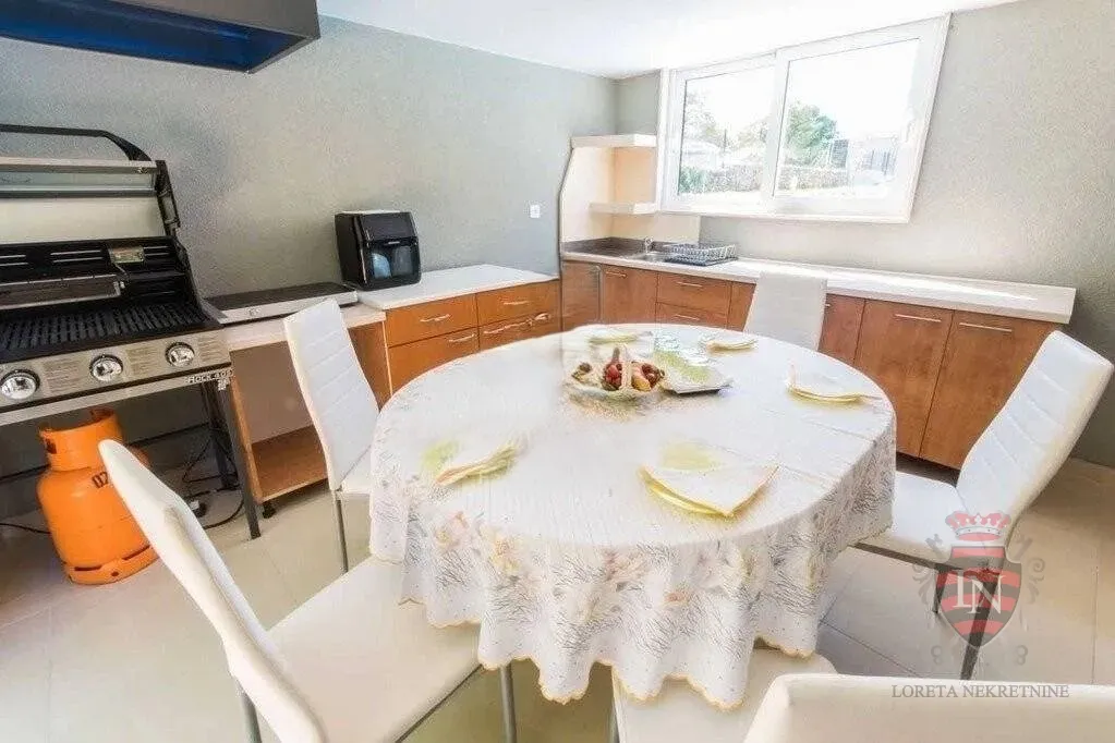 kuća s bazenom 270 m2, labin - slika 13
