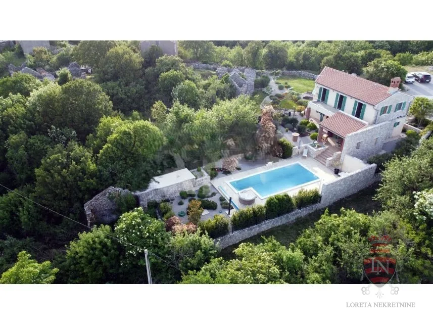 Kuća s bazenom 172 m2 + okućnica, Labin