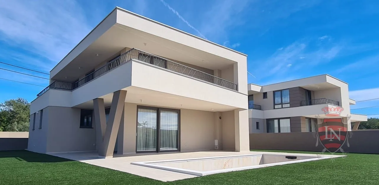 Prekrasna vila sa bazenom Krk, 213 m2 + okućnica - Linardići, Krk