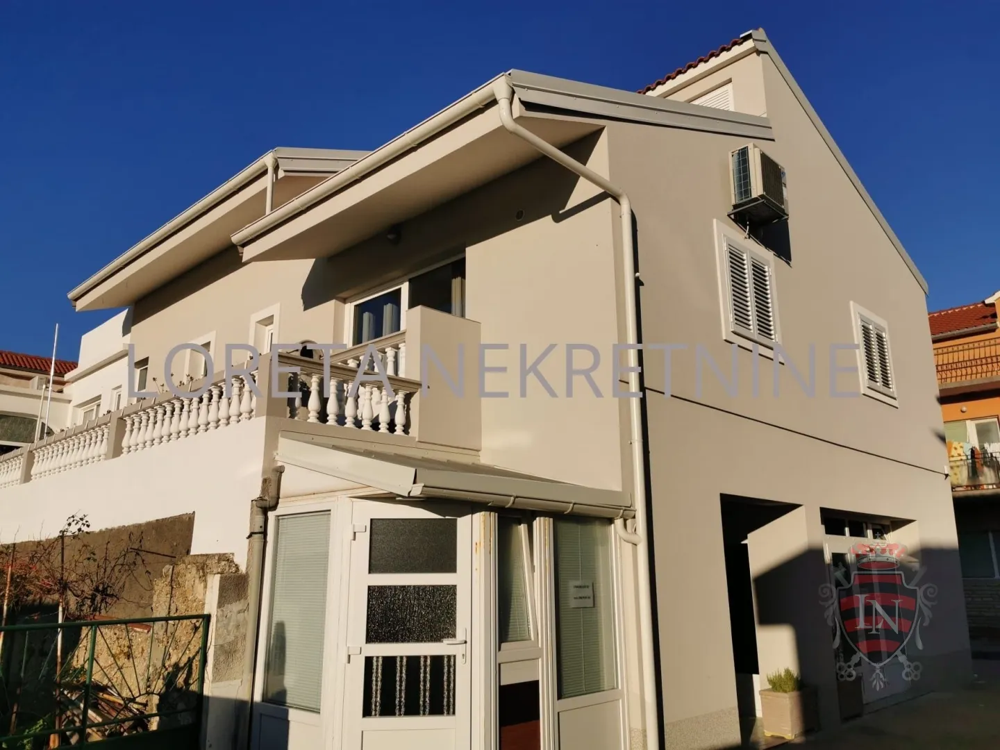 Etažirana poslovno-stambena zgrada,Tribunj, 397.00 m2, top lokacija!