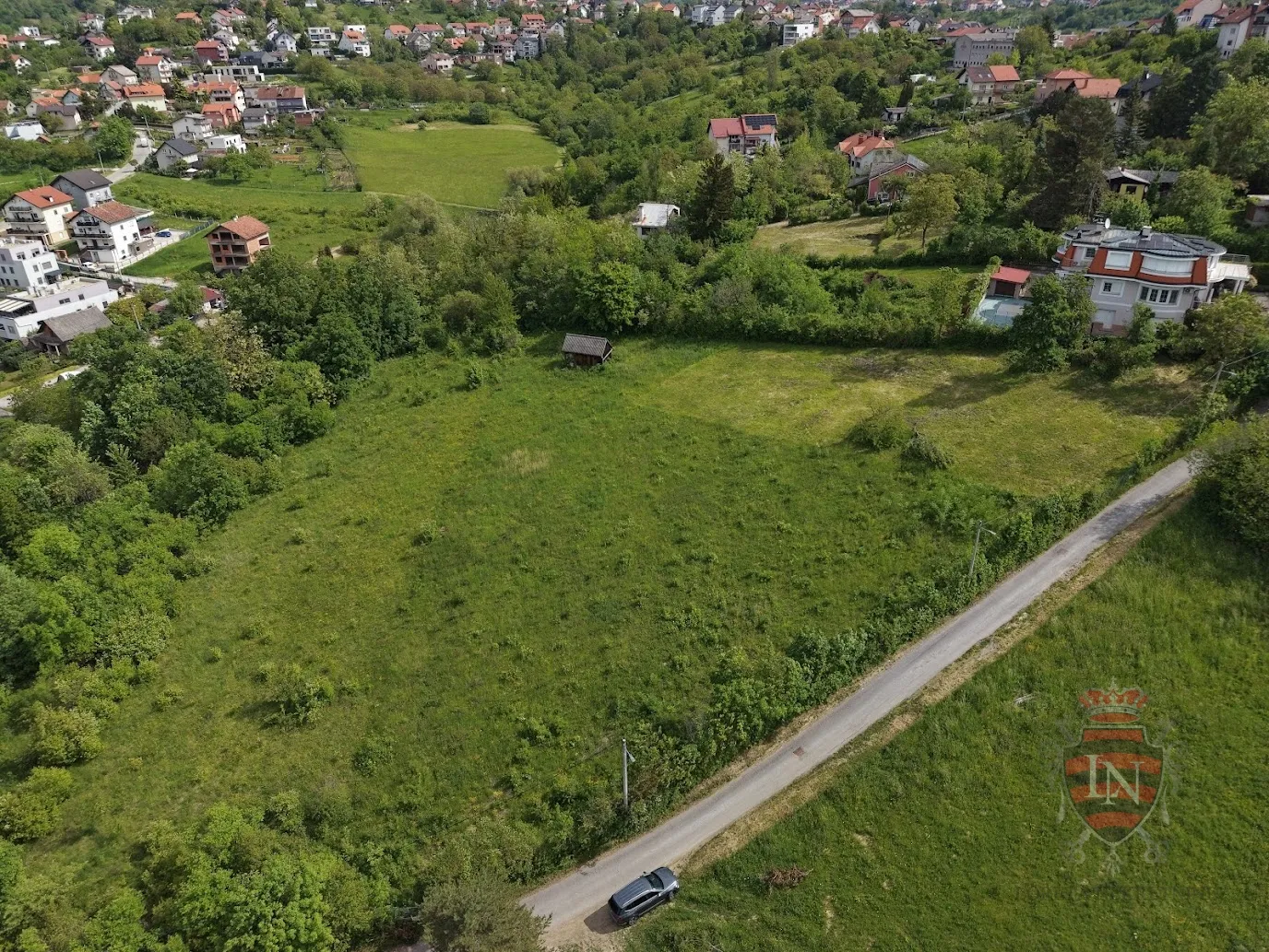 mikulići — građevinsko zemljište 734 m² | pravilan oblik, pogled i 160 €/m² - slika 1