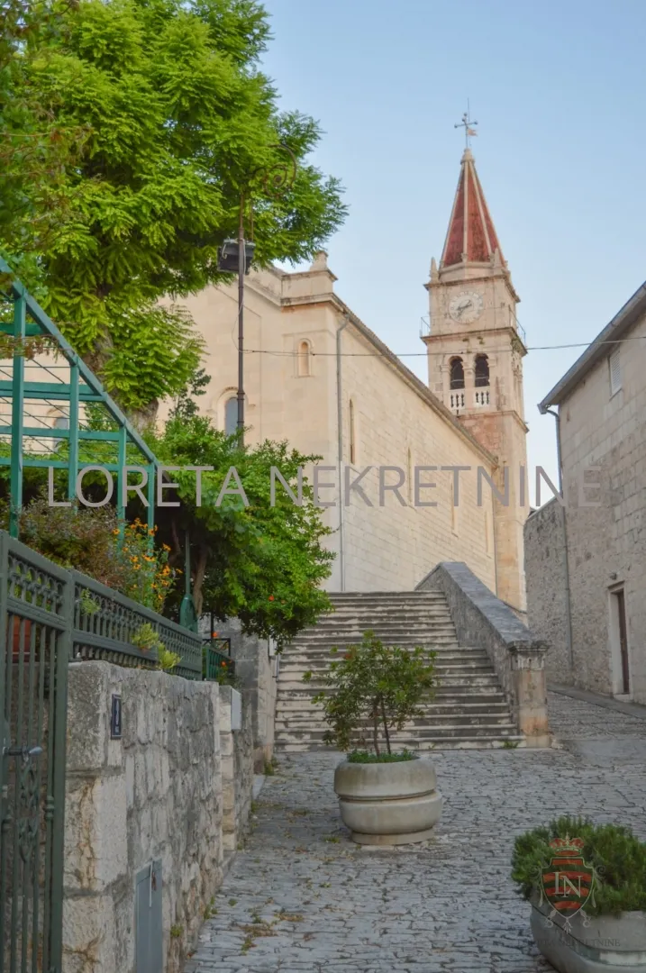 zemljište 378 m2 s kućom postira, otok brač - slika 2