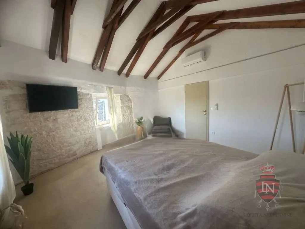 kamena kuća s bazenom 160 m2, tinjan - slika 10