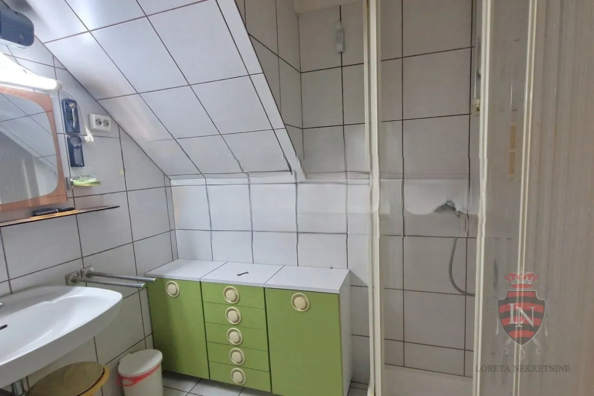 dvoetažan stan šibenik, 102 m2 - slika 13