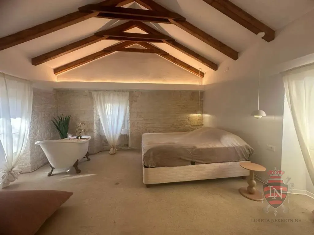 kamena kuća s bazenom 160 m2, tinjan - slika 14