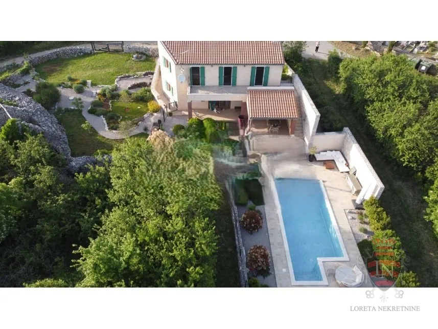 kuća s bazenom 172 m2 + okućnica, labin - slika 2