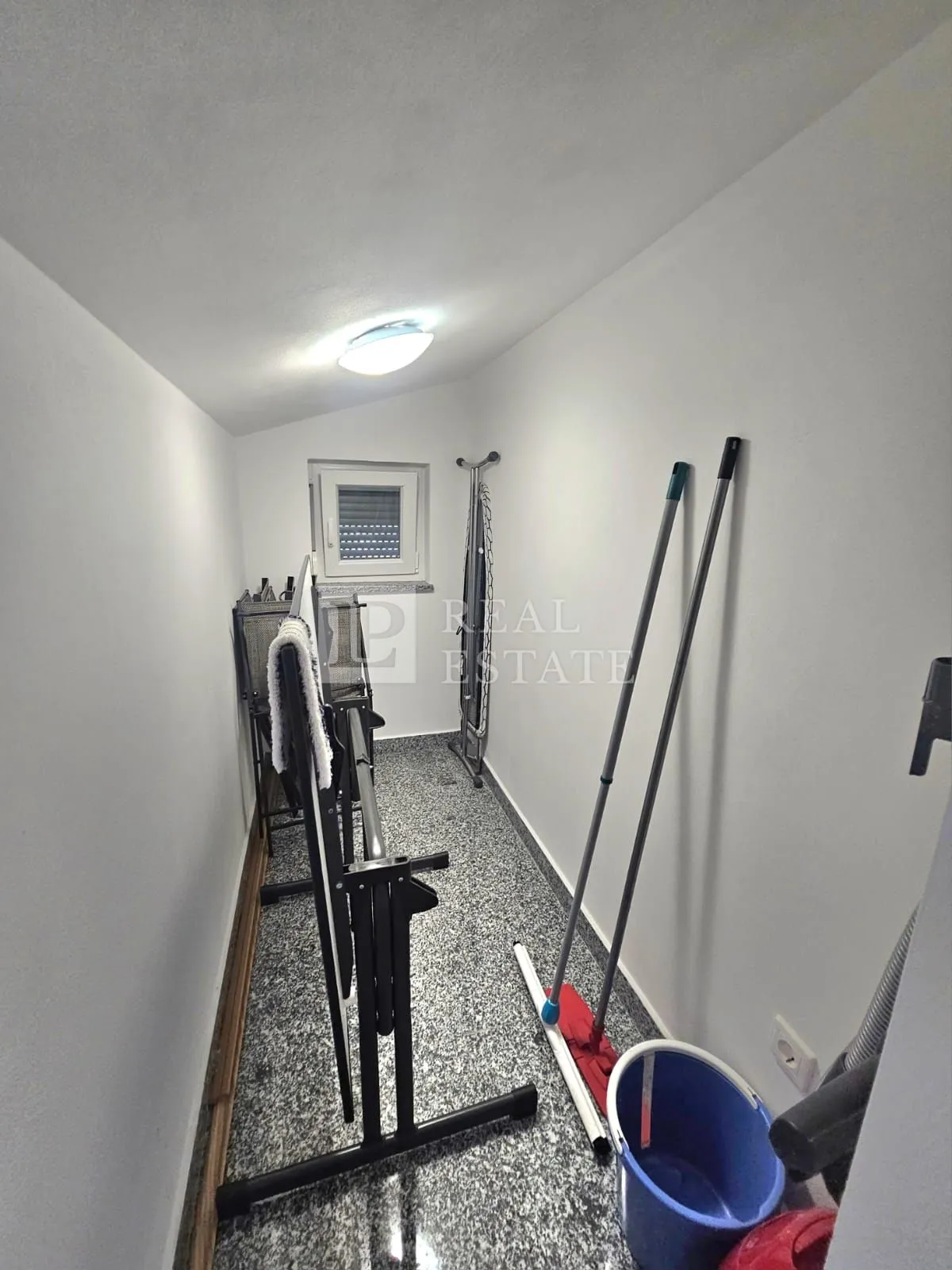 jadranovo - prostrani trosobni stan s pogledom na more - slika 27