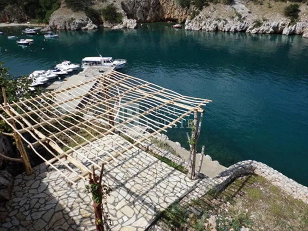vrbnik - kuća na stijeni iznad mora - slika 3