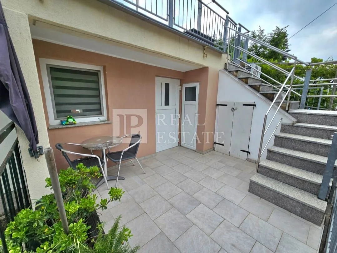 CRIKVENICA - kuća s dva apartmana