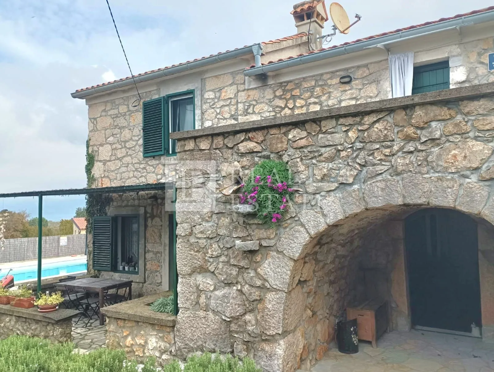 otok krk, okolica malinske - autohtona kamena kuća na imanju s bazenom - slika 24