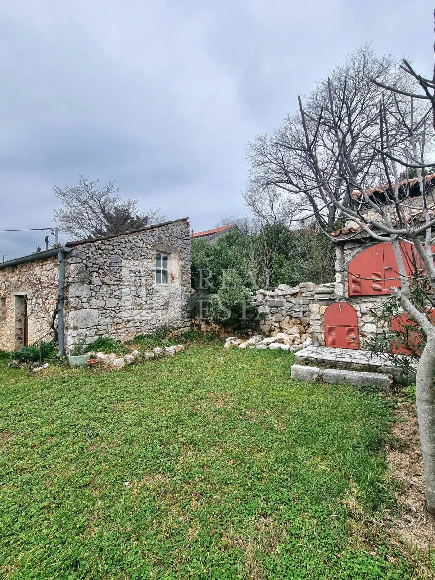 jadranovo - kuća s tri stana - slika 14