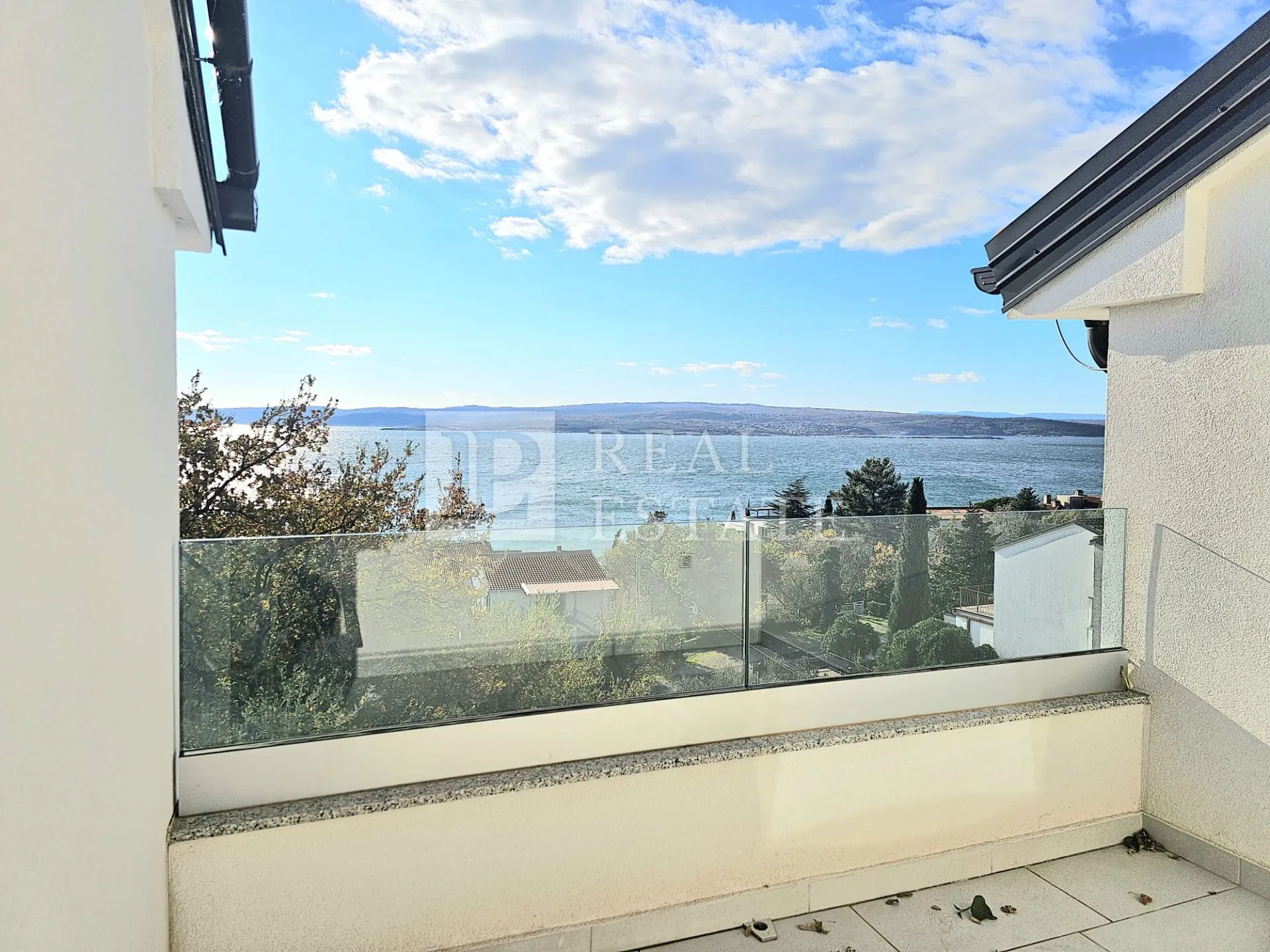 CRIKVENICA - dvoetažni stan u blizini mora