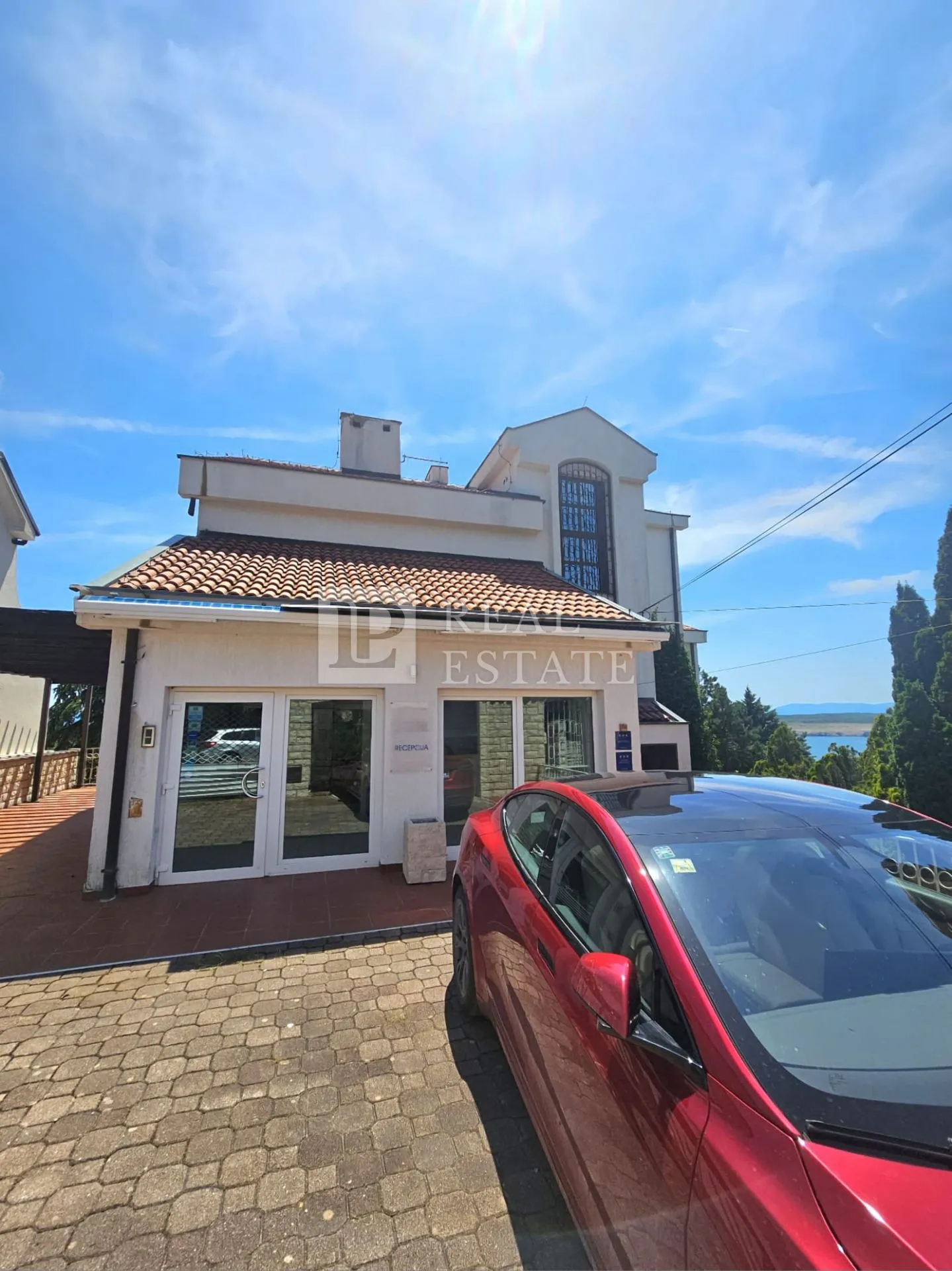 jadranovo - apartmanska vila s bazenom u prvom redu do mora - slika 12