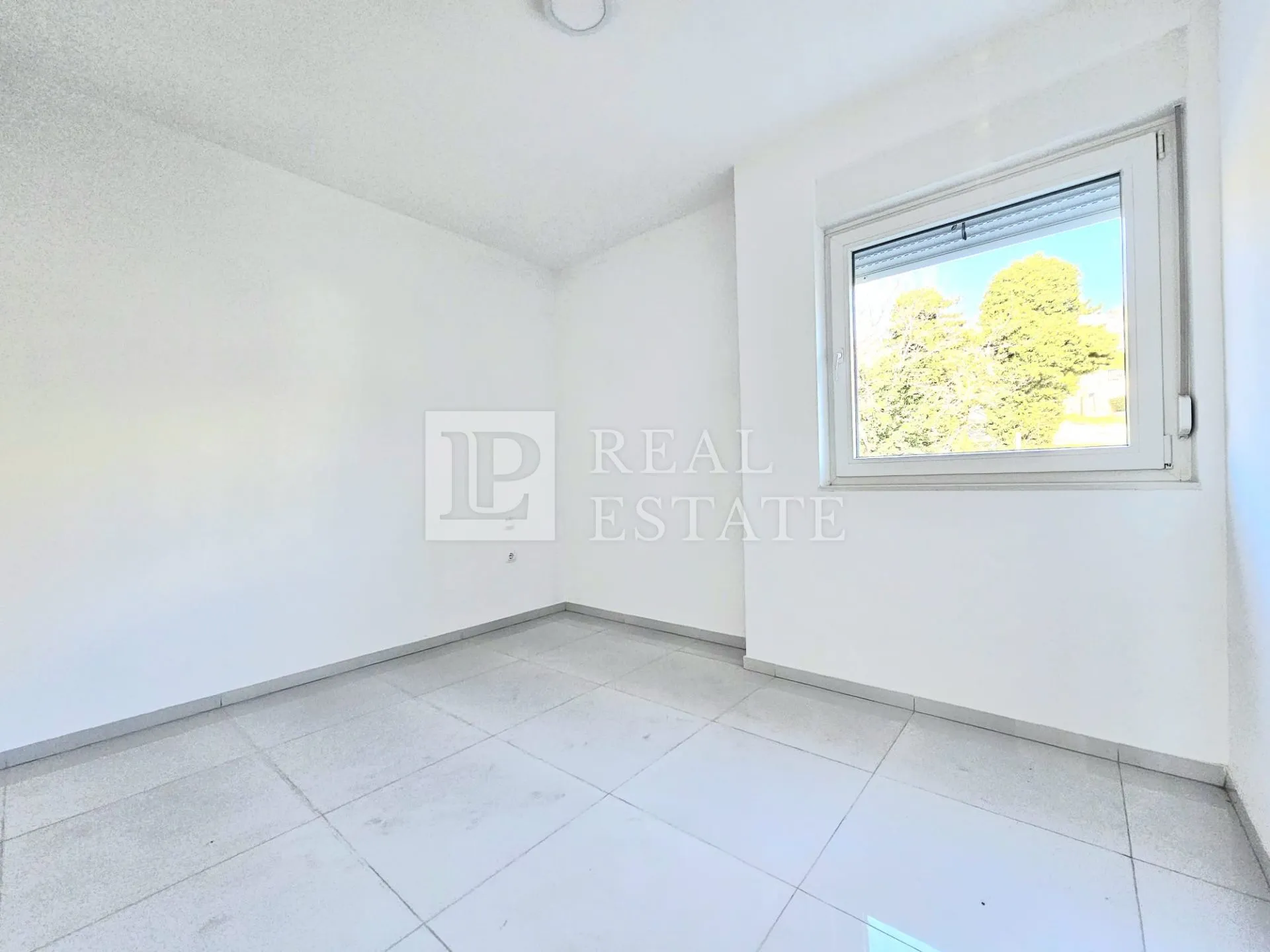 crikvenica - dvoetažni stan u novogradnji 150m od mora - slika 25