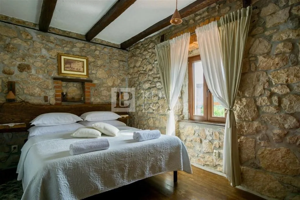 zaleđe crikvenice - kamena vila s bazenom - slika 28