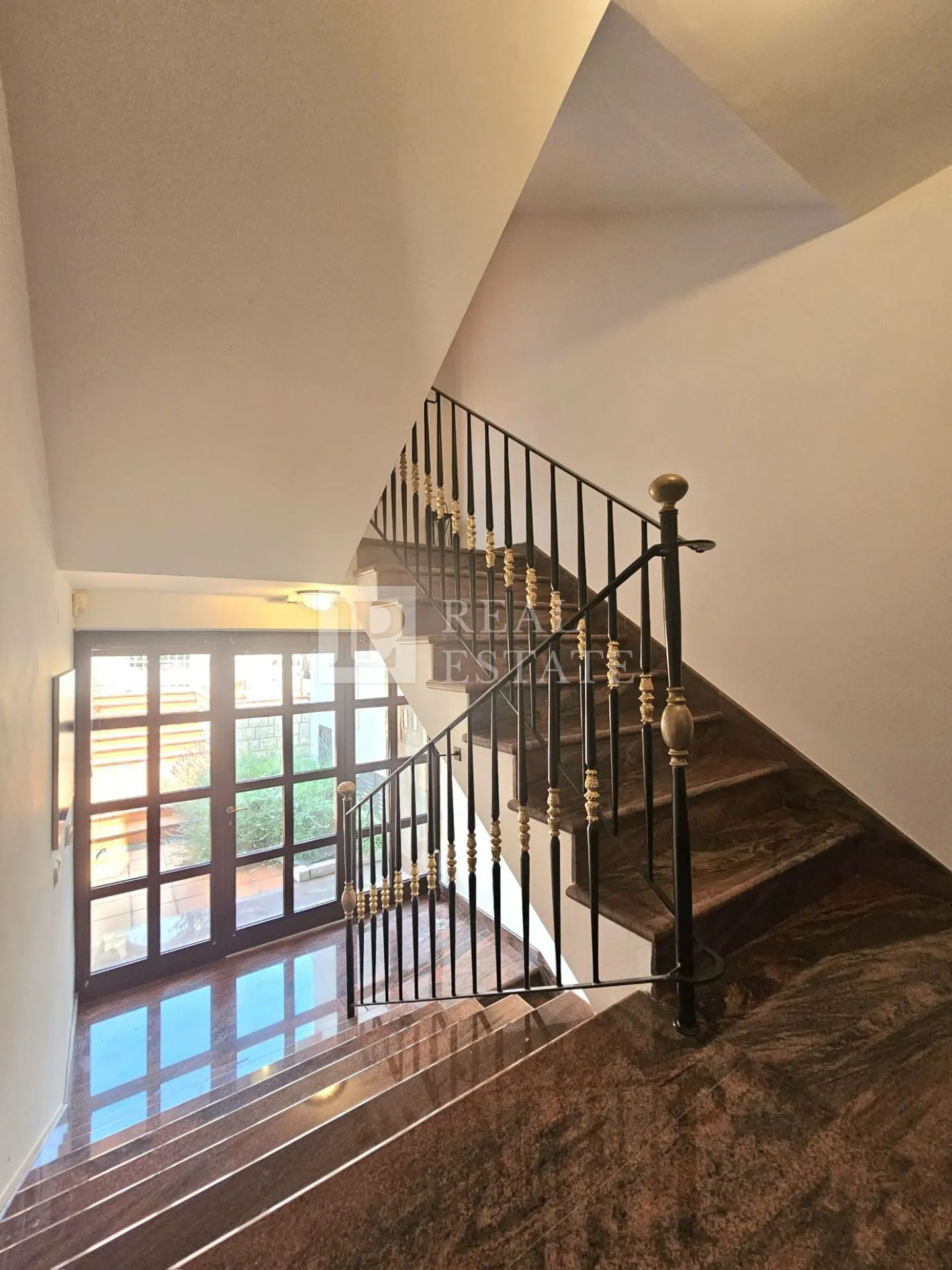 jadranovo - apartmanska vila s bazenom u prvom redu do mora - slika 16