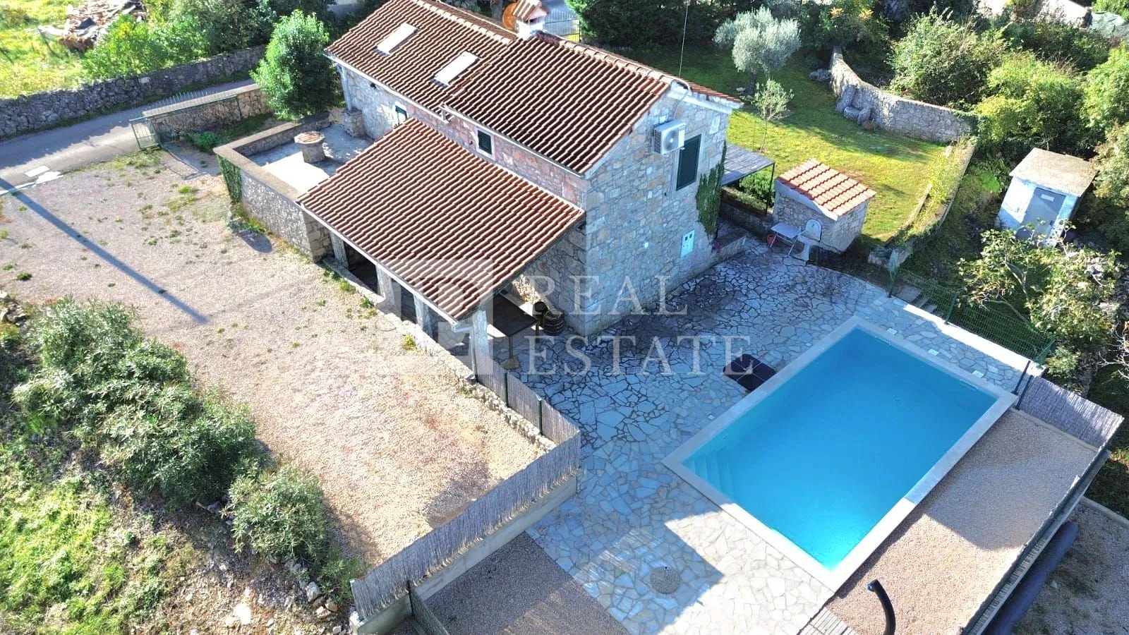 otok krk, okolica malinske - autohtona kamena kuća na imanju s bazenom - slika 36