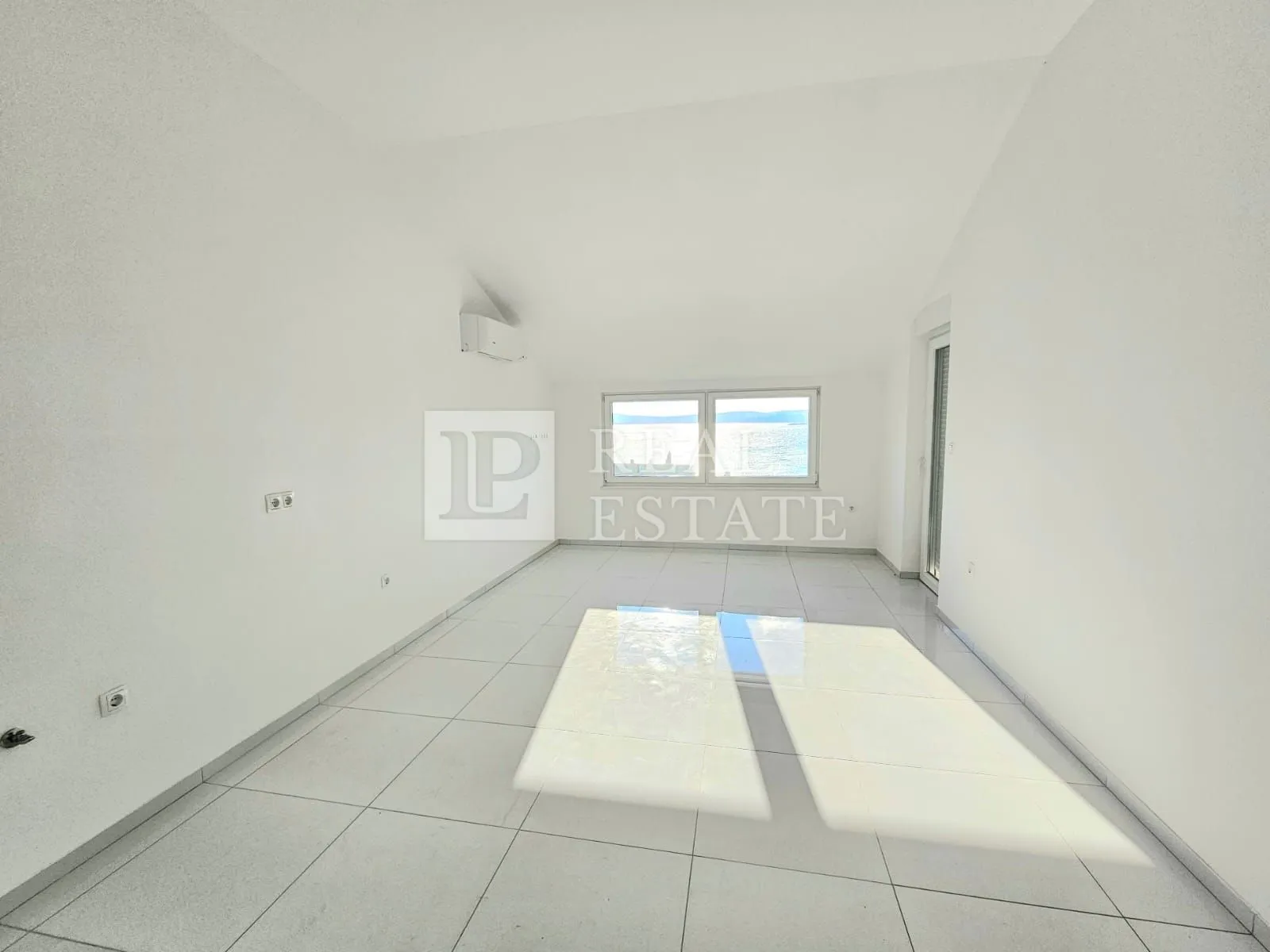 crikvenica - dvoetažni stan u novogradnji 150m od mora - slika 18