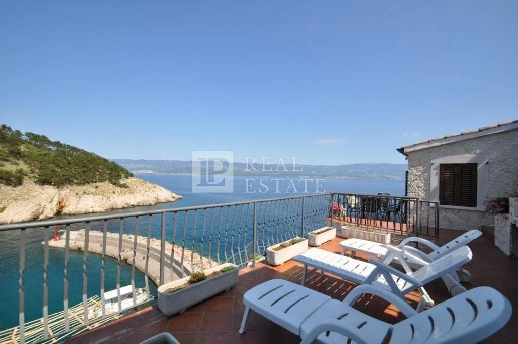 vrbnik - kuća na stijeni iznad mora - slika 13
