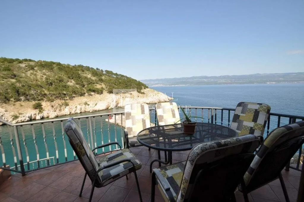 vrbnik - kuća na stijeni iznad mora - slika 22