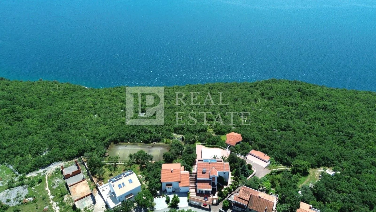 jadranovo - apartmanska vila s bazenom u prvom redu do mora - slika 9