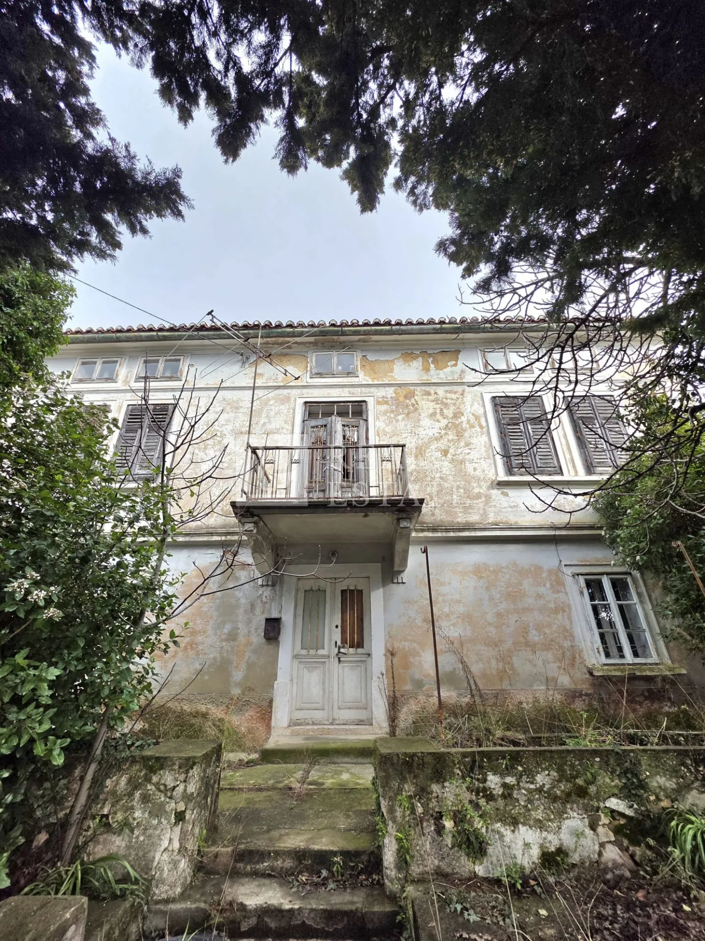 KRALJEVICA - samostojeća kamena kuća s dvorištem