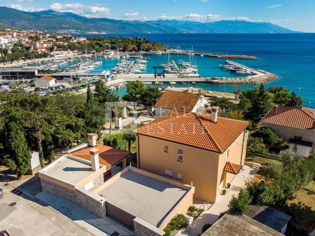 NOVI VINODOLSKI - vila 100 metara od mora