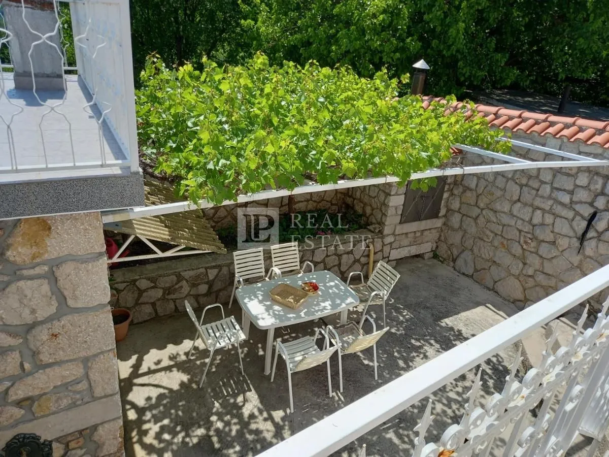 bribir - kuća s dvorištem - slika 2