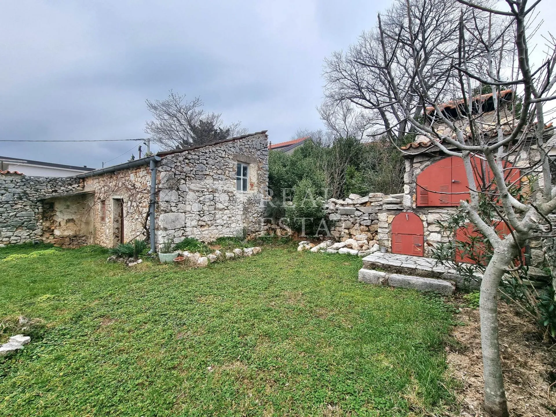 jadranovo - kuća s tri stana - slika 2