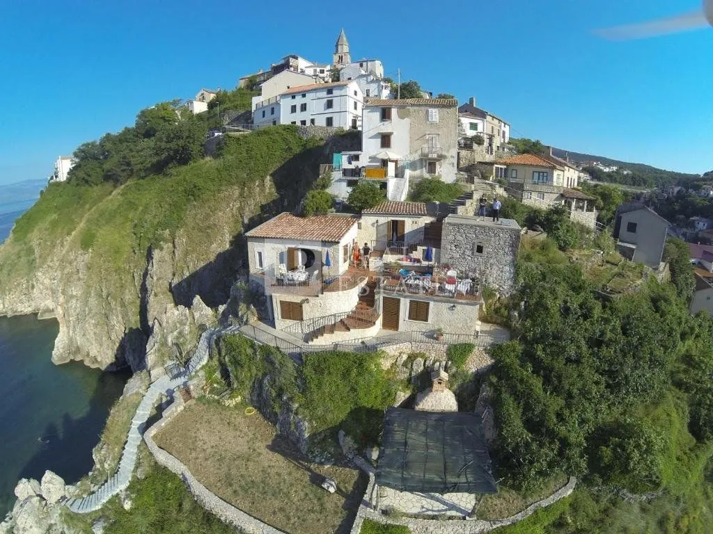 vrbnik - kuća na stijeni iznad mora - slika 21