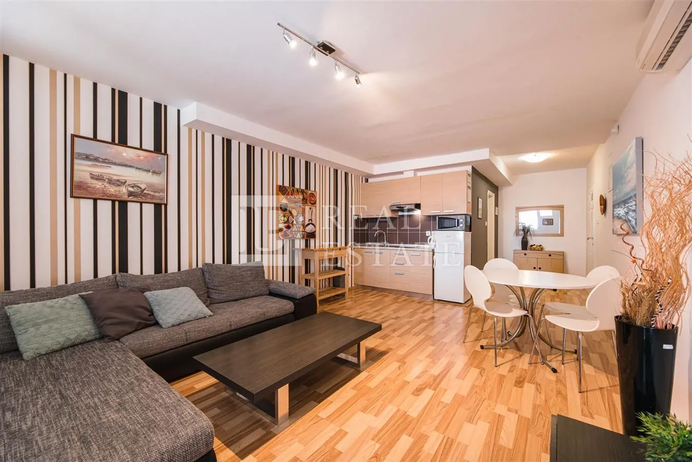 dramalj - apartmanska kuća 200m od mora - slika 8