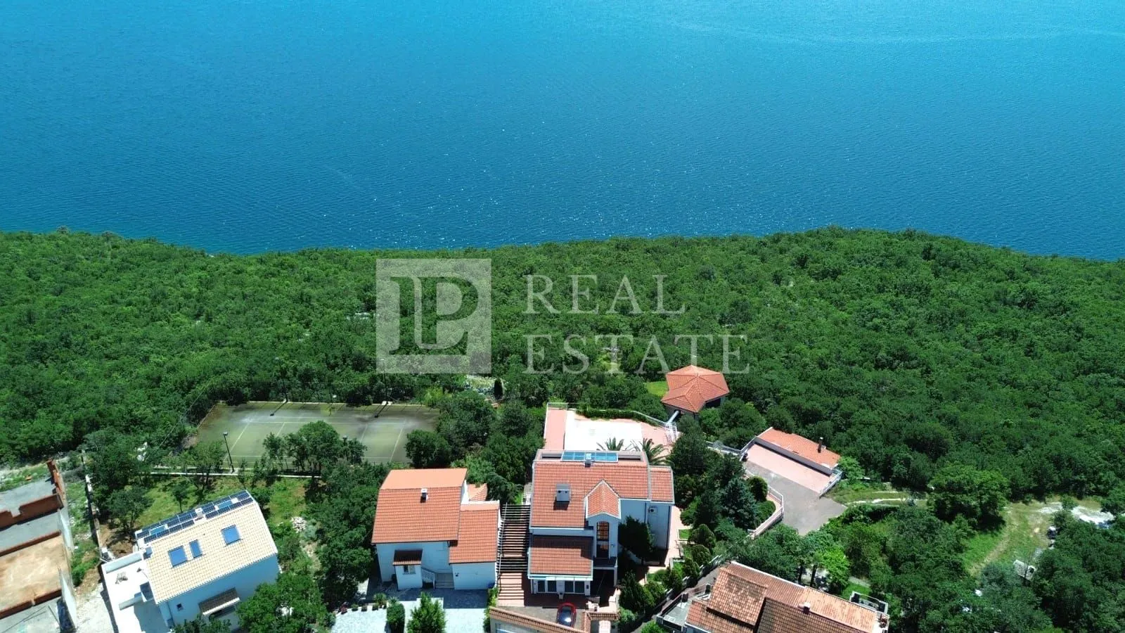 jadranovo - apartmanska vila s bazenom u prvom redu do mora - slika 33